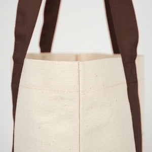 Close-up of the bag opening and dark brown handles - Pamusan.com